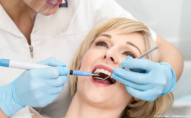 Regelmäßige Professionelle Zahnreinigung (PZR) zur Parodontitis-Vorbeugung