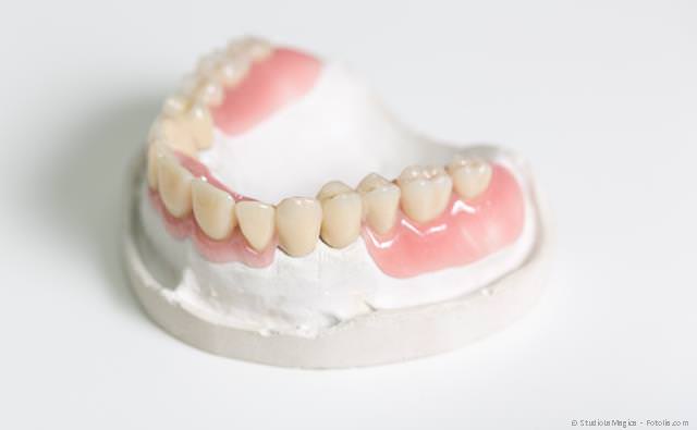 Biologisch verträglicher Kunststoff für herausnehmbaren Zahnersatz